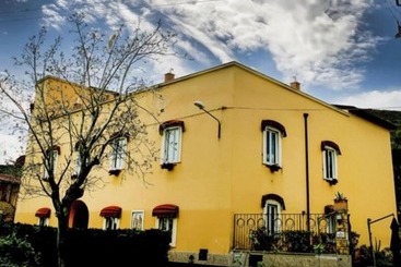 بنسيون San Leucio Resort