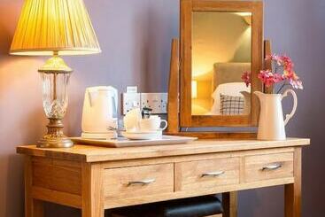 The Lounge Hotel & Bar