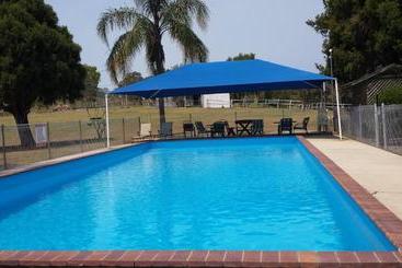 בית מלון כפרי Jacaranda Motor Lodge