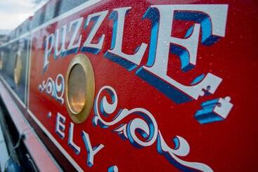 فندق Narrowboat Puzzle