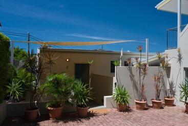 هتل Waterview Airlie Beach