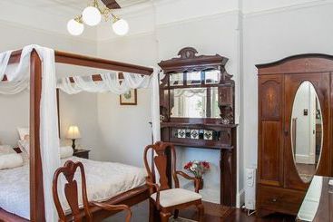 پانسیون Danum House Bed & Breakfast