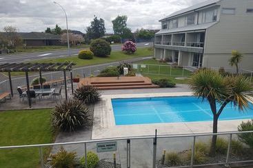 300 Lake Terrace