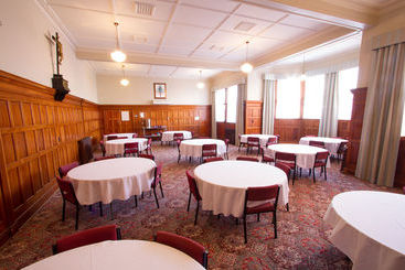 هتل Burns Lodge At Holy Cross Centre