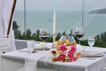 هتل Crest Resort & Pool Villas   Sha Extra Plus