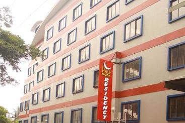 호텔 Half Moon Residency Calicut