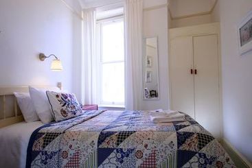 تختخواب و صبحانه Glencree House