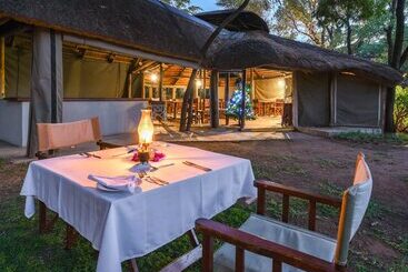 בית מלון כפרי Mziki Safari Lodge