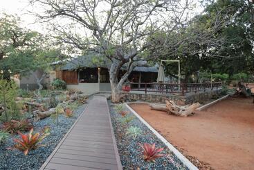هتل Tshukudu Game Lodge