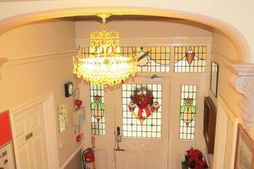 פנסיון Hunters Lodge Guest House