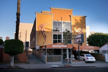 فندق Metropolitan Inn & Suites