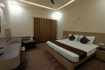 هتل Padmini International  Sigra