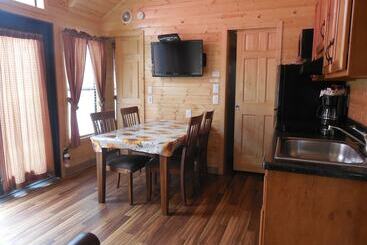 Отель Snake River Cabin Village