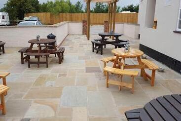 בית מלון כפרי The Royal Oak