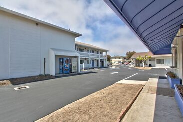 모텔 Coastal Valley Inn