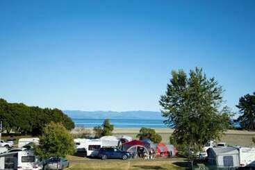 هتل Tāhuna Beach Holiday Park