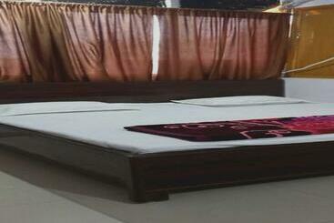 בית מלון כפרי Oyo 80932 Rr Guest House