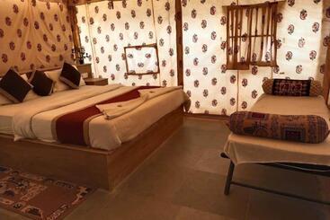 مبيت وإفطار Golden Rose Heritage Desert Safari Camp