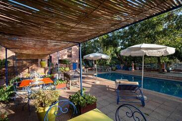 تختخواب و صبحانه Auberge Le Maquis