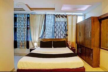 Collection O Hotel Pal Avadh