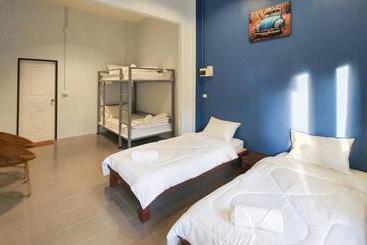 We Hostel Khaolak