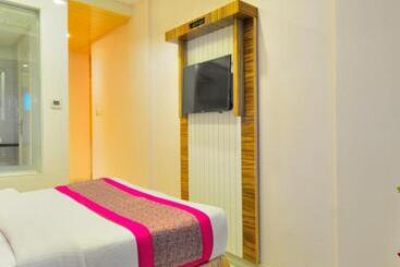 فندق Aman Continental   2mins From Railway Station And 5 Mins From Metro