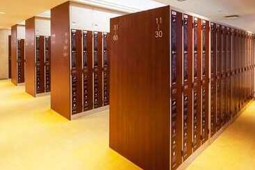 Sauna & Capsule Hotel Hollywood   Caters To Men