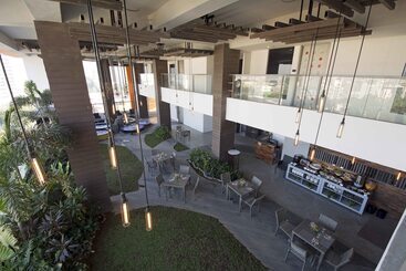 Hive Hotel And Convention Place