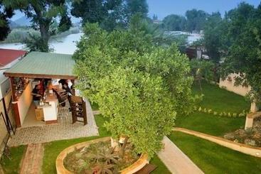 هتل Longhouse Inn