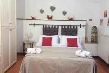 آپارتمانهای توریستها Appartamenti Piazza Santa Chiara