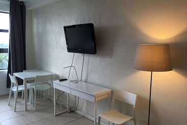 هتل آپارتمان Design Suites Hollywood Beach