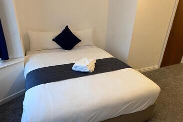 פנסיון All Seasons Gatwick Guest House & Parking