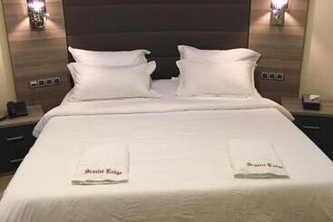 هتل Scarlet Lodge