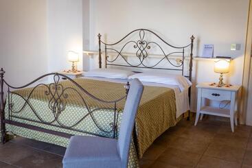 住宿加早餐  Villa Giardino Delle Zie  Possibilità Di Servizio Mezza Pensione Cena Al Tavolo Colazione Vicino Osp