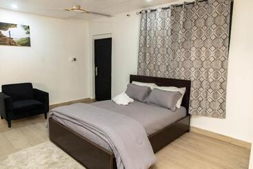 هتل Seven Brothers Apartments