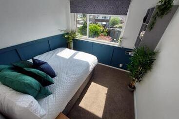 旅馆 Perfect Cowes Retreat With Hot Tub