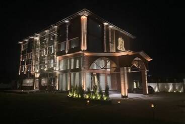 Отель Welcomheritage Grand, Srinagar