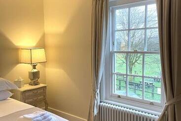 Moulton Lawn House B&b