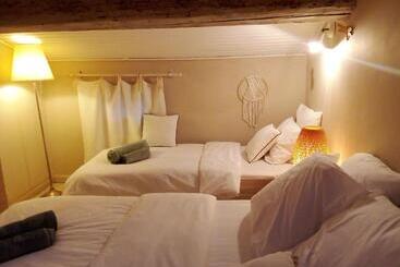 تختخواب و صبحانه La Maison Perchee