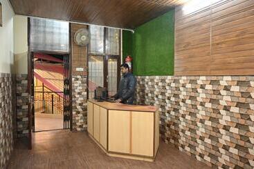 膳宿费 Eminence Resort & Gym