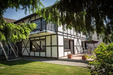 ホテル Ferienpension Zum Hochscheid