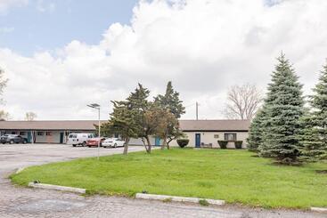 Отель Holiday Retreat Detroit Ford Flat Rock Assembly