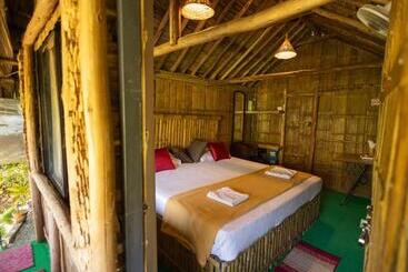 Пансион Fab   Bamboo Hut With Open Shower