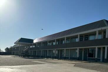 מוטל Ambassador Inn