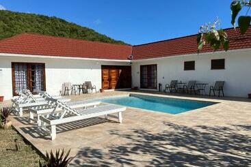 پانسیون Cozy Oceanfront Room Hidden Treasure