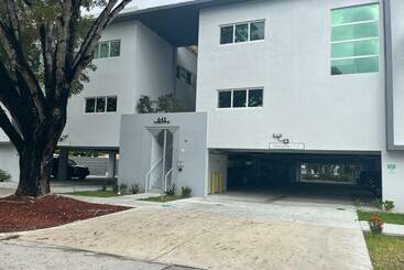 ユースホステル Airport Guest Suites