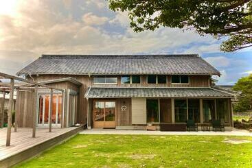 הוסטל Ako House