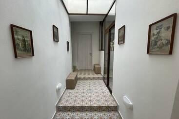 تختخواب و صبحانه Alina Boutique Living