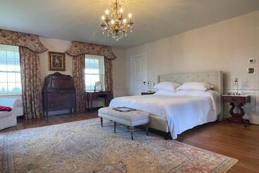 مبيت وإفطار The Inn At Tacaro Estate