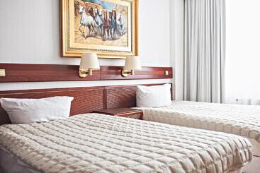 Отель Ravel International